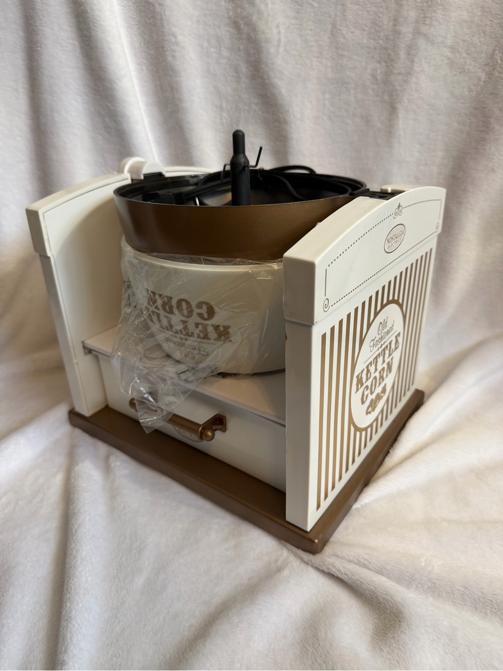 Nostalgia Old Fashioned Kettle Corn Popcorn Maker – Cream & Bronze - NEW